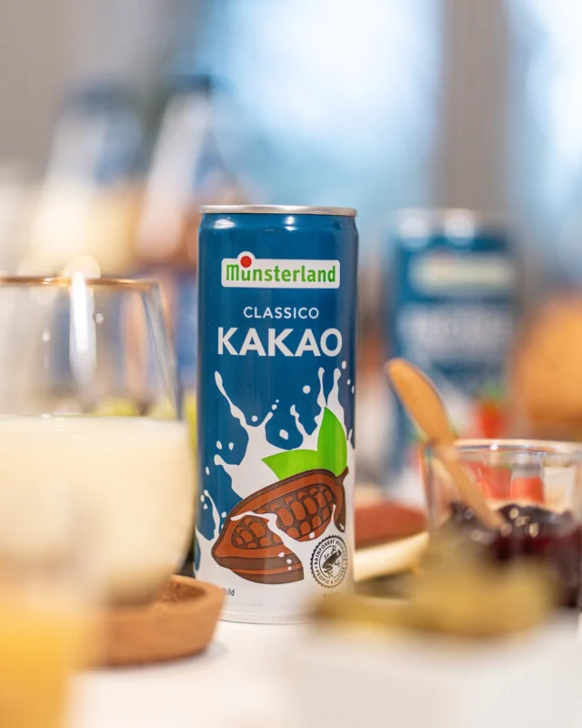 Der Tisch ist gedeckt, fehlt nur noch der CLASSICO Kakao aus der Dose. 😋
Eisgekühlt, voll im Geschmack, perfekt für jede Pause.
Denn: Kakao geht immer.
.
.
.
#classico #kakaoliebe #münsterlandmilch #kakaopause #milchmoment #dosenpower #snacktime #milklover
