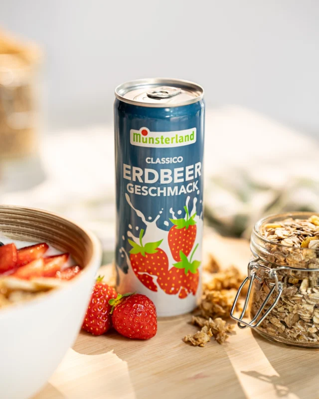 Frühstück ohne Erdbeermilch? Niemals. 🍓 
Unsere CLASSICO Erdbeermilch in der Dose ist dein schneller Start in den Tag – fruchtig, cremig, to-go.
Perfekt für alle, die morgens lieber genießen statt hetzen.
.
.
.
#frühstücksliebe #erdbeermilch #classico #münsterlandmilch #dosenpower #gutenmorgen #fruchtkick #milchmoment